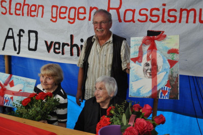 Marianne Wilke und Esther Bejarano, in der Mitte Heinz Stehr