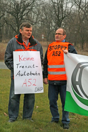 Manfred Plümpe (links) bei einer Aktion gegen den Ausbau der A 52 durch Bottrop