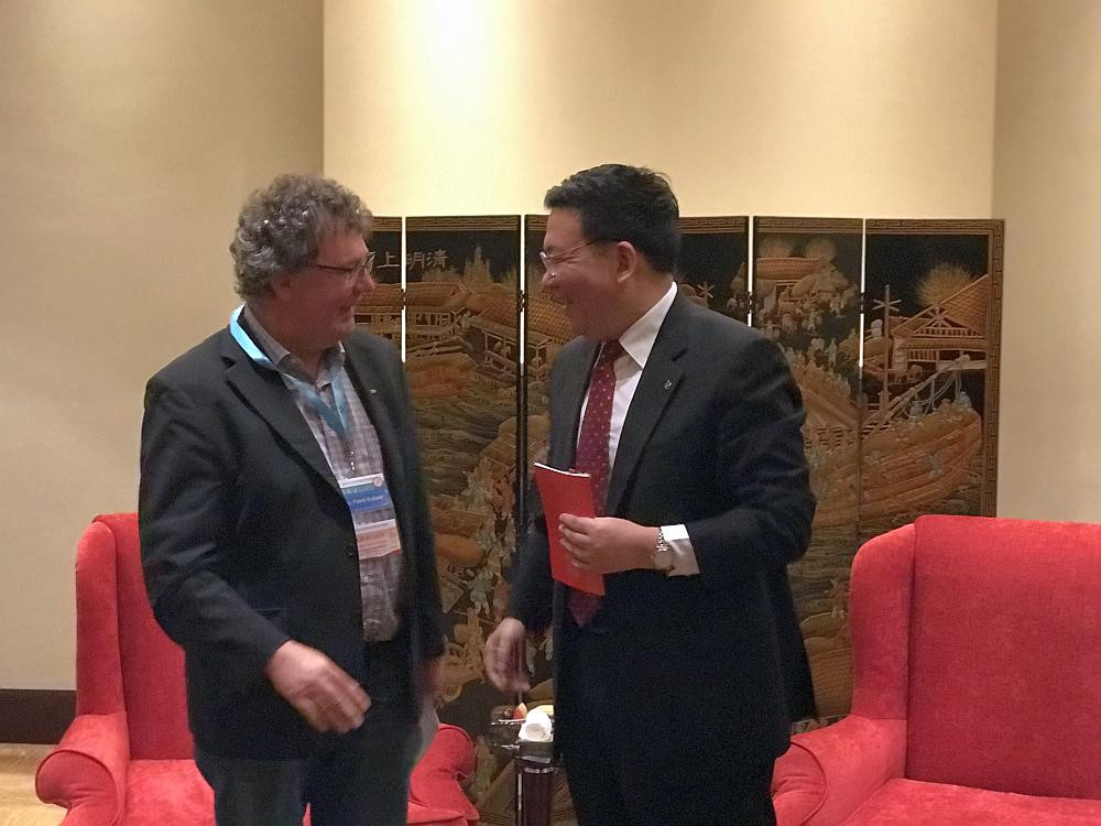 Patrik Köbele, Vorsitzender der DKP, mit Guo Yezhou, Stellvertretender Vorsitzender der Internationalen Abteilung beim Zentralkomitee der Kommunistischen Partei Chinas