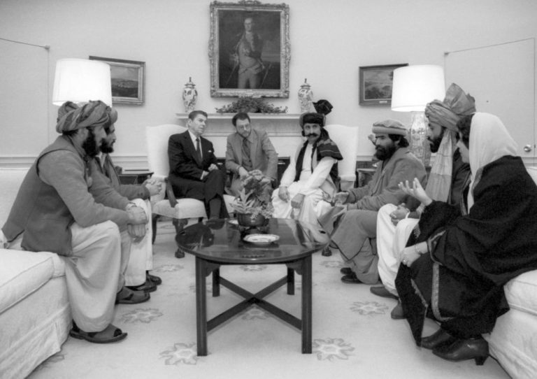 511001 Reagan sitting with people from the Afghanistan Pakistan region in February 1983 - Die afghanische Falle - UZ-PLUS - UZ-PLUS