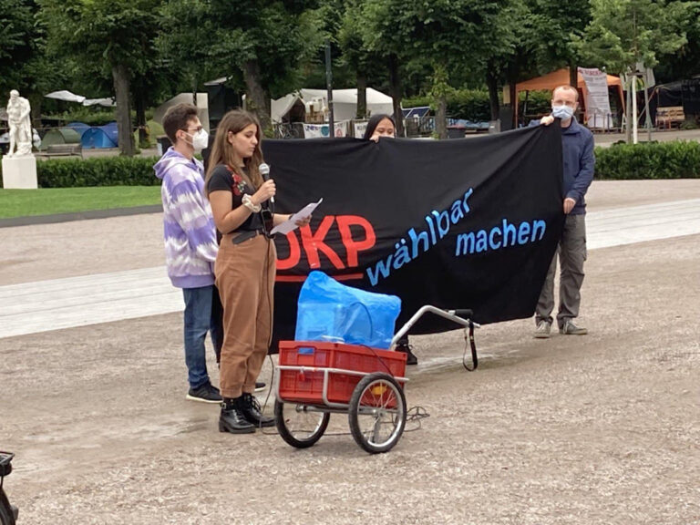 290503 bildmeldung - Protestaktion gegen das kalte Verbot der DKP - DKP - DKP