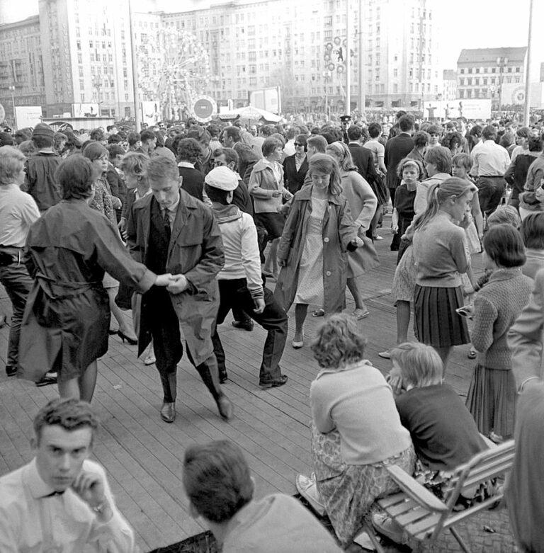2008 1 deutschlandtreffen vom 16 bis 18 mai 1964 bild 7 tanzende jugendliche an der karl marx all - DT 64 – Eine Pfingststory in Blau - DT 64 - DT 64