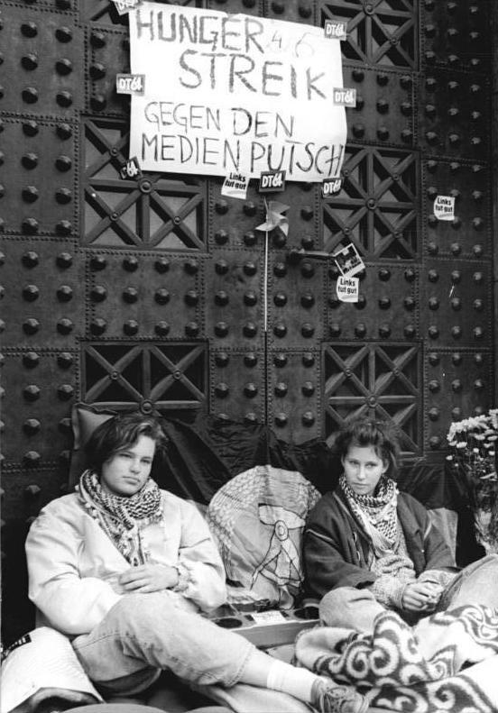 2008 Bundesarchiv Bild 183 1990 0908 015 Berlin Hungerstreik fu╠er Erhalt von Jugendradio DT 64 - DT 64 – Eine Pfingststory in Blau - DDR, DT 64, Jugend - Kultur