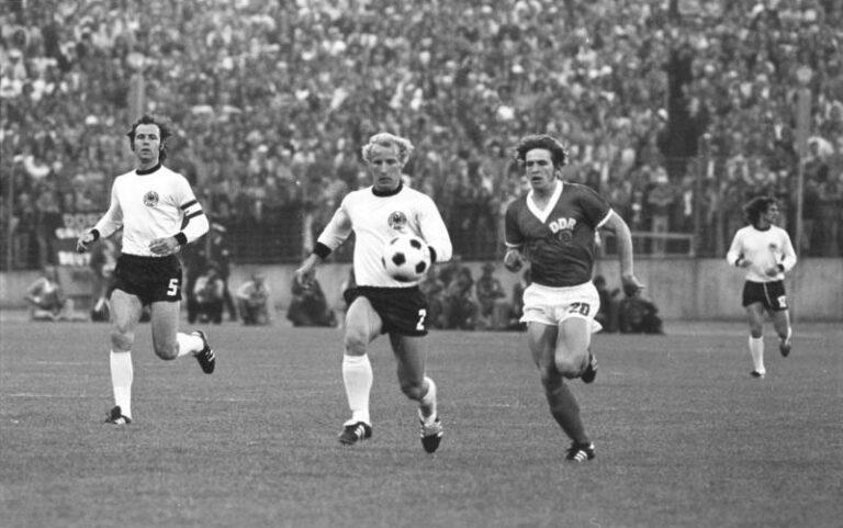 241303 BRDDR - Enttäuschung bei den BRD-Fans – Jubel im Lager der Gäste - Fußball-WM 1974 - Fußball-WM 1974