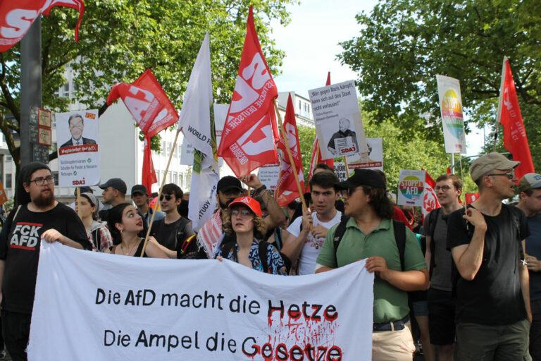 270502 Bildmeldung fin - Proteste gegen AfD-Parteitag in Essen - Politik - Politik