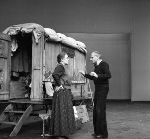 2811 Bundesarchiv Bild 183 T0927 019 Berliner Ensemble Probe Mutter Courage - Einiges erschüttern - Bertolt Brecht, Manfred Wekwerth, Regisseur, Theater, Todestag - Kultur