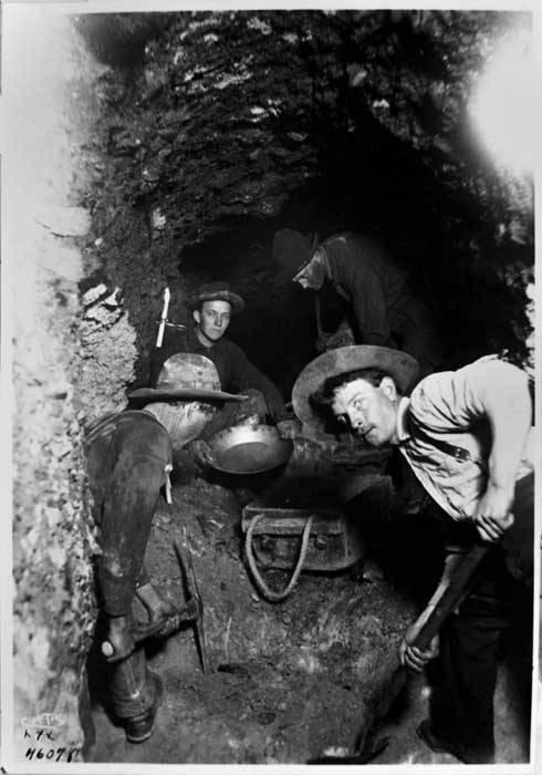 3210 Four men digging a tunnel in a gold mine at Eldorado ca 1900 MOHAI 7020 - Der Fetischismus von Ware, Geld und Kapital - Fetischismus - Fetischismus