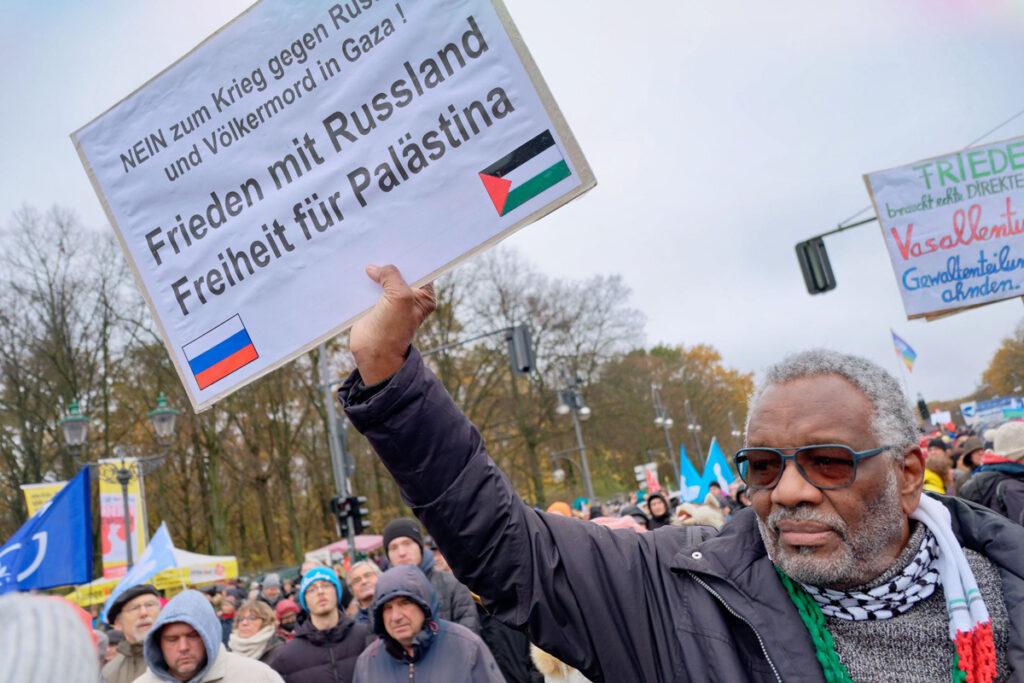 331301 Friedensdemo Berlin 001 - Zeitenwende des Imperialismus - 26. Parteitag der DKP, Diskussion, DKP, Imperialismus, Leitgedanken, Monopolkapitalismus, Zeitenwende - Politik