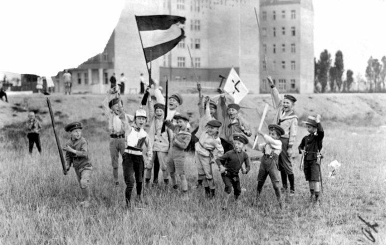 3413 Photo Kinder spielen Soldaten Berlin 1914 - Nicht für dumm (ver)kaufen lassen - Kriegsvorbereitung - Kriegsvorbereitung