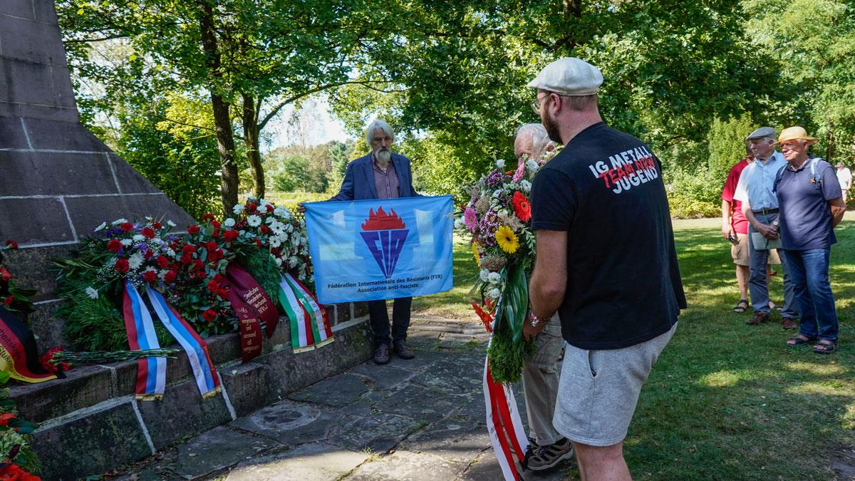 04 20240907 7127 - Gedenken heißt Kämpfen! - Antifa-Camp 2024, Blumen für Stukenbrock, Gedenkstätte Stalag 326, SDAJ - Blog