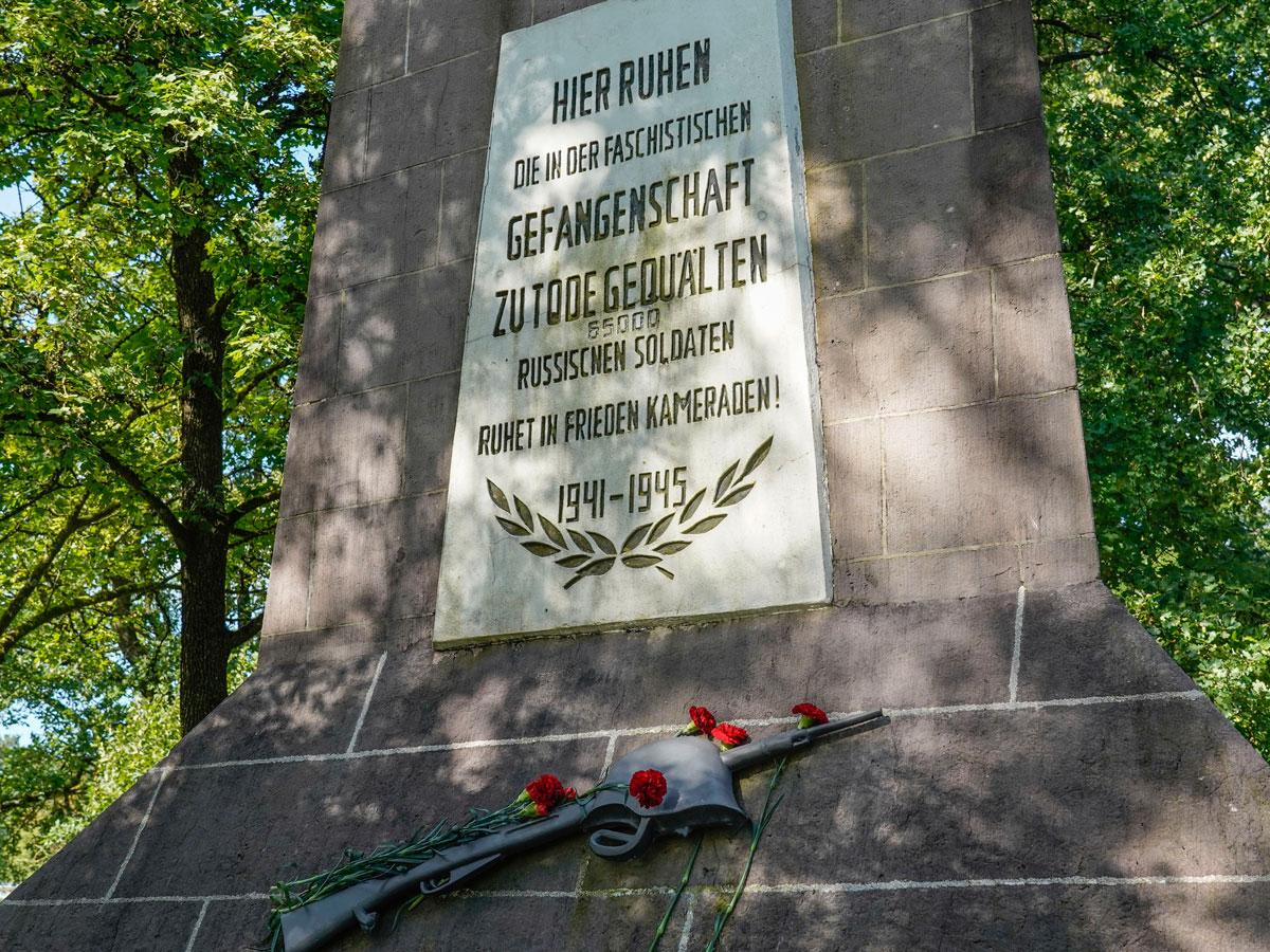 11 20240907 7143 1 1 - Gedenken heißt Kämpfen! - Antifa-Camp 2024, Blumen für Stukenbrock, Gedenkstätte Stalag 326, SDAJ - Blog