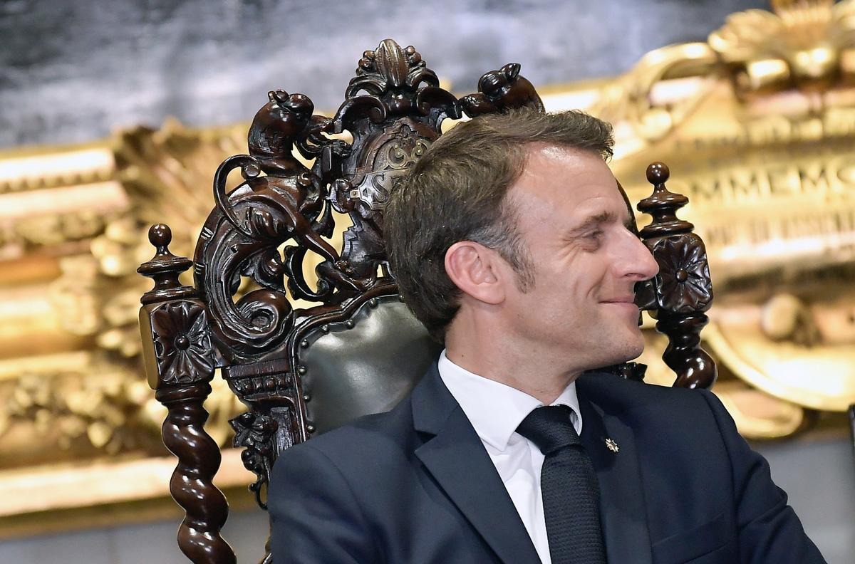 360602 Macron - Sonnenkönig - Emmanuel Macron, Neue Volksfront, Neuwahlen, Putschversuch, Rentenreform - Internationales