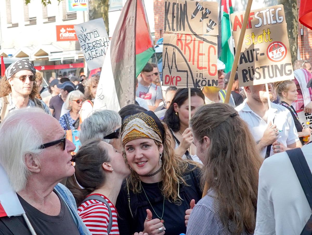 3608 Koeln Jochen Vogler 2 - Das Trennende überwinden - Alice Czyborra, Antikriegstag 2024, Kinder des Widerstands, VVN-BdA - Aktion