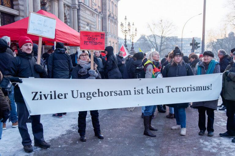 370401 Rondenbarg - Verurteilt fürs „Mitmarschieren“ - Politik - Politik