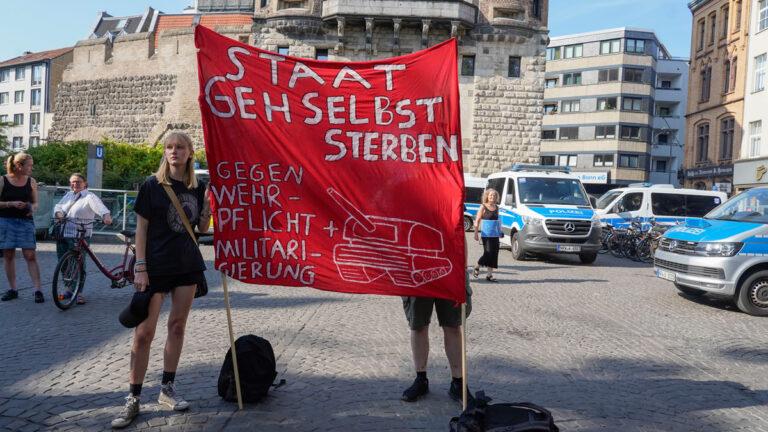 370501 Interview Wehrpflicht - „Über unser Leben selbst verfügen“ - Politik - Politik