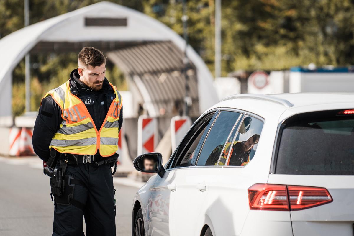 380401 Migrationspakt - Die Guten ins Töpfchen - Abschiebung, Bundespolizei, Grenzkontrollen, Migrationspolitik, Nancy Faeser, Olaf Scholz - Politik