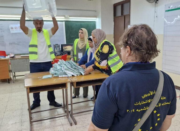 380601 459144388 122226430202000819 2132572696114117440 n - Familiär verbunden, staatlich distanziert - Emigration - Emigration