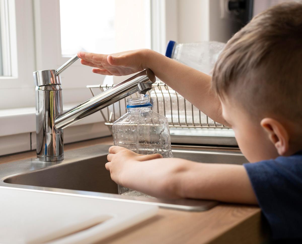 381601 close up kid filling bottle with water - Und plötzlich ist es weg - ARD-Mediathek, Podcast, Trinkwasser - Vermischtes