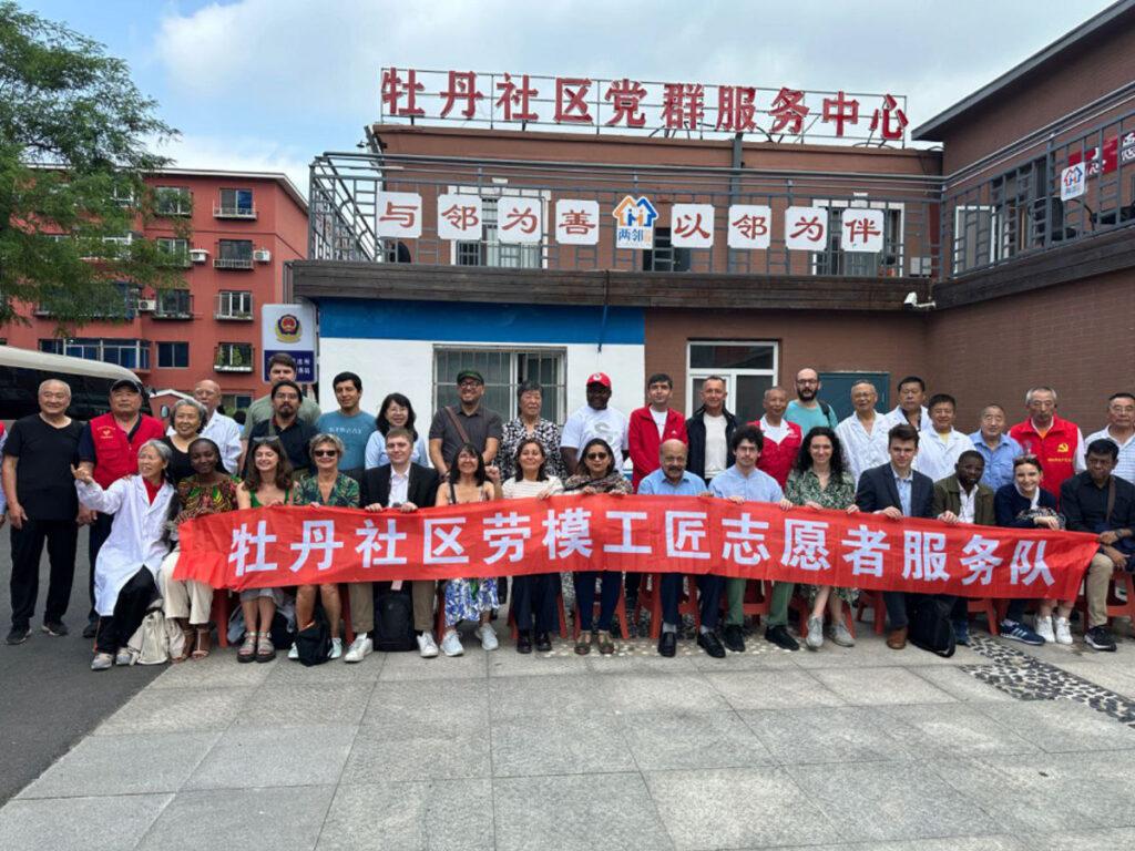 3908 2 Gruppenbild - Modernisierung und Parteiaufbau - China-Besuch, Chinesische Wirtschaft, KPCh, Modernisierung, Parteiarbeit, Sozialismus chinesischer Prägung - Aktion