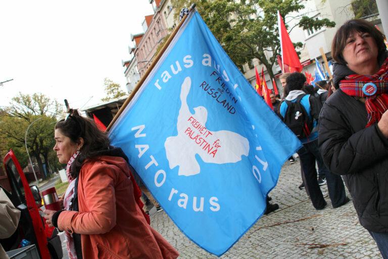 410402 Friedensbewegung - Dem NATO-Kurs entgegenstellen! - Politik - Politik