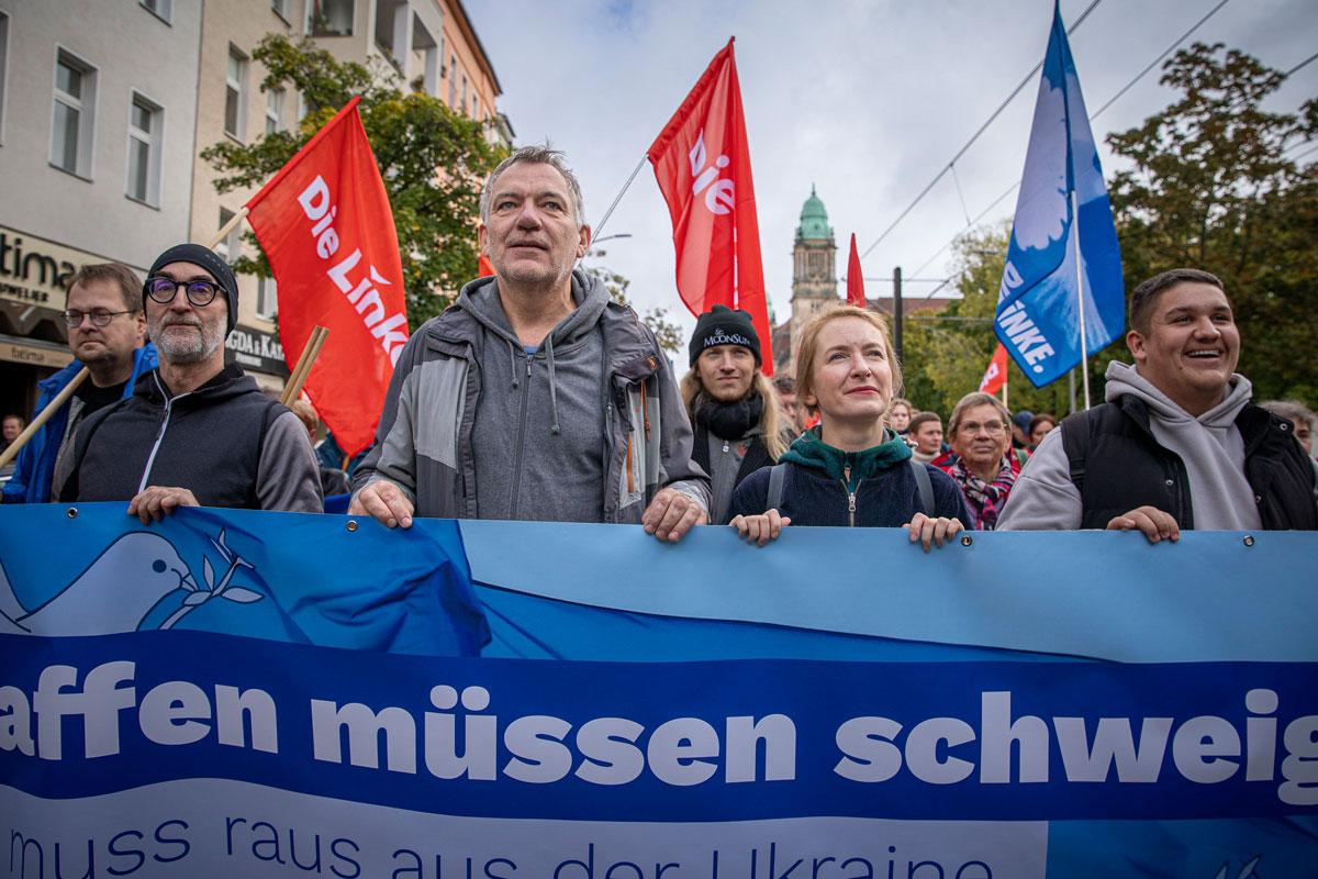 420401 Linke Halle - Friedensfreunde und Wirtschaftskrieger? - Bundesparteitag 2024 der PdL, Gesine Lötzsch, Ines Schwerdtner, Jan van Aken, Linkspartei - Politik