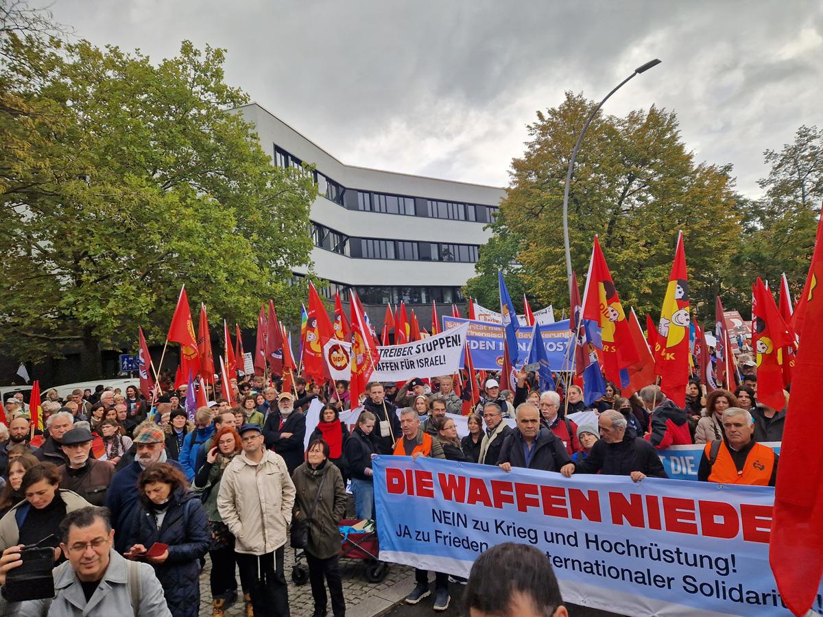 Auftakt Alt Moabit 1 - 40.000 für Frieden - 3. Oktober, Aufstand für Frieden, Berlin, Großdemonstration, Internationale Solidarität, Nein zu Krieg und Hochrüstung! - Blog