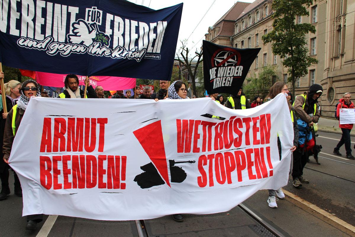 Auftakt Alt Moabit 10 Jugend 1 - Heller Wahnsinn - Friedensdemonstration, Iris Hefets, Nadija Samour, Peter Gauweiler, Ralf Stegner, Sahra Wagenknecht - Politik