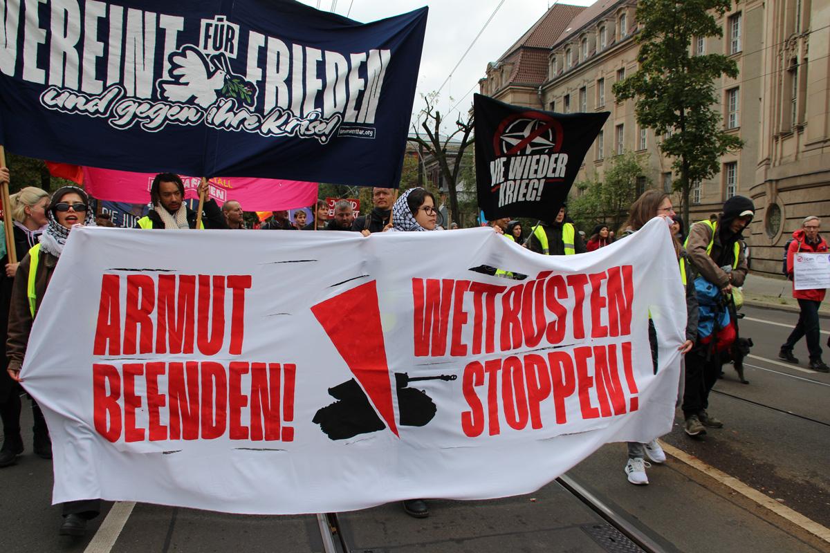 Auftakt Alt Moabit 10 Jugend - 40.000 für Frieden - 3. Oktober, Aufstand für Frieden, Berlin, Großdemonstration, Internationale Solidarität, Nein zu Krieg und Hochrüstung! - Blog