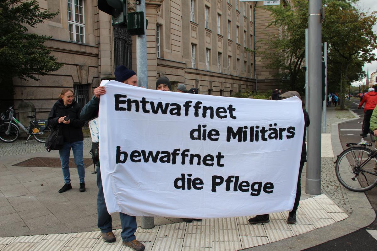 Auftakt Alt Moabit 11 Gesundheit - 40.000 für Frieden - 3. Oktober, Aufstand für Frieden, Berlin, Großdemonstration, Internationale Solidarität, Nein zu Krieg und Hochrüstung! - Blog