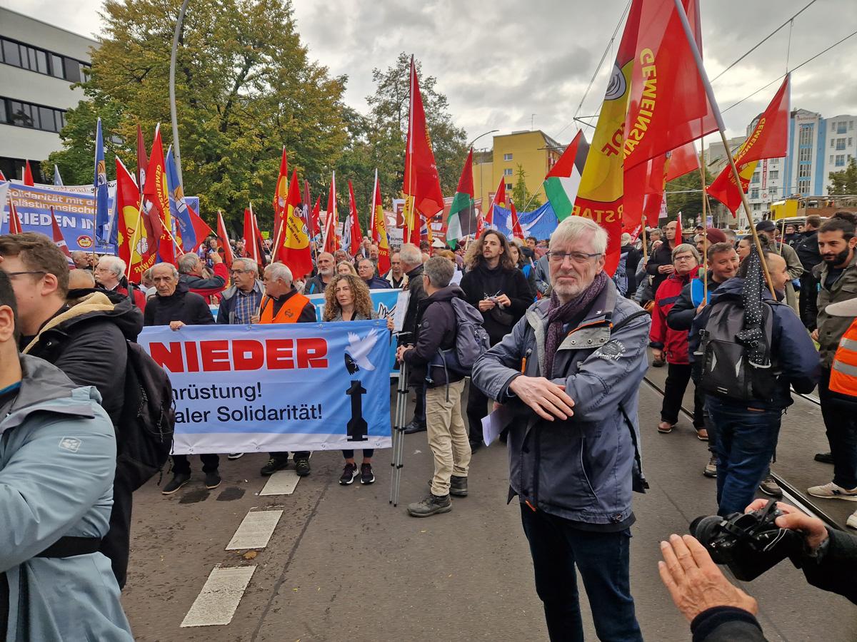 Auftakt Alt Moabit 2 Olaf Harms - 40.000 für Frieden - 3. Oktober, Aufstand für Frieden, Berlin, Großdemonstration, Internationale Solidarität, Nein zu Krieg und Hochrüstung! - Blog