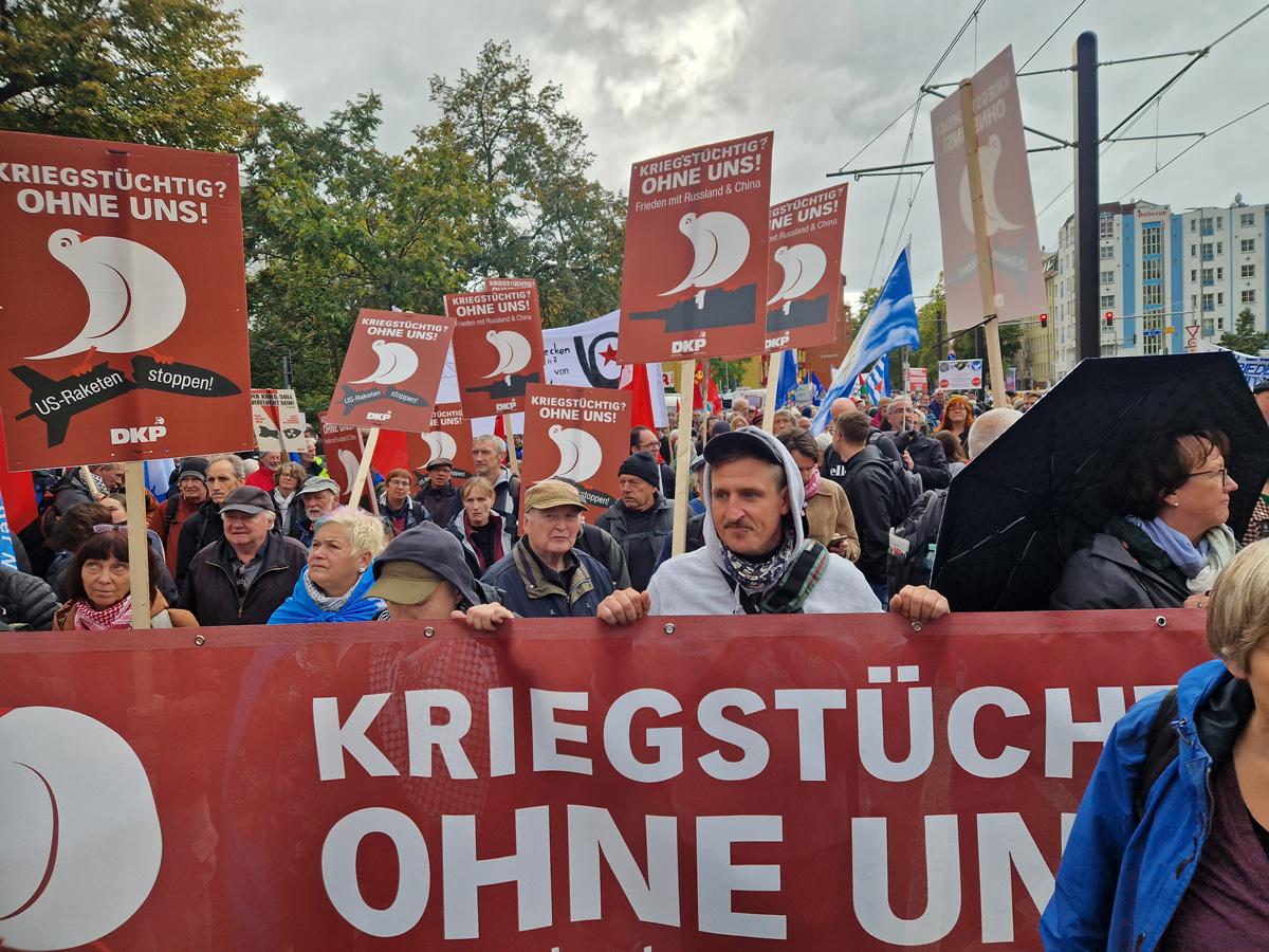 Auftakt Alt Moabit 3 DKP Block 1 - 40.000 für Frieden - 3. Oktober, Aufstand für Frieden, Berlin, Großdemonstration, Internationale Solidarität, Nein zu Krieg und Hochrüstung! - Blog