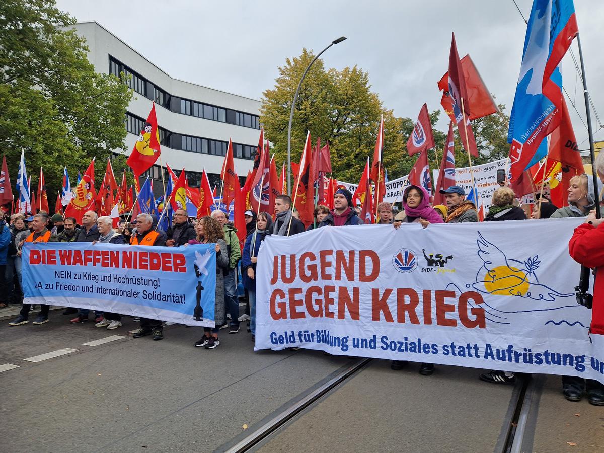 Auftakt Alt Moabit 4 Front - 40.000 für Frieden - 3. Oktober, Aufstand für Frieden, Berlin, Großdemonstration, Internationale Solidarität, Nein zu Krieg und Hochrüstung! - Blog