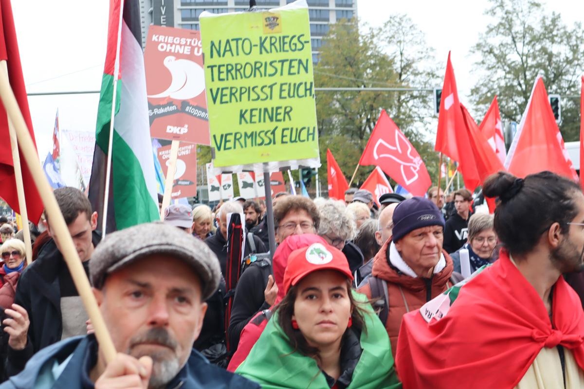 Berlin Demo Atmo 2 Joao - 40.000 für Frieden - 3. Oktober, Aufstand für Frieden, Berlin, Großdemonstration, Internationale Solidarität, Nein zu Krieg und Hochrüstung! - Blog