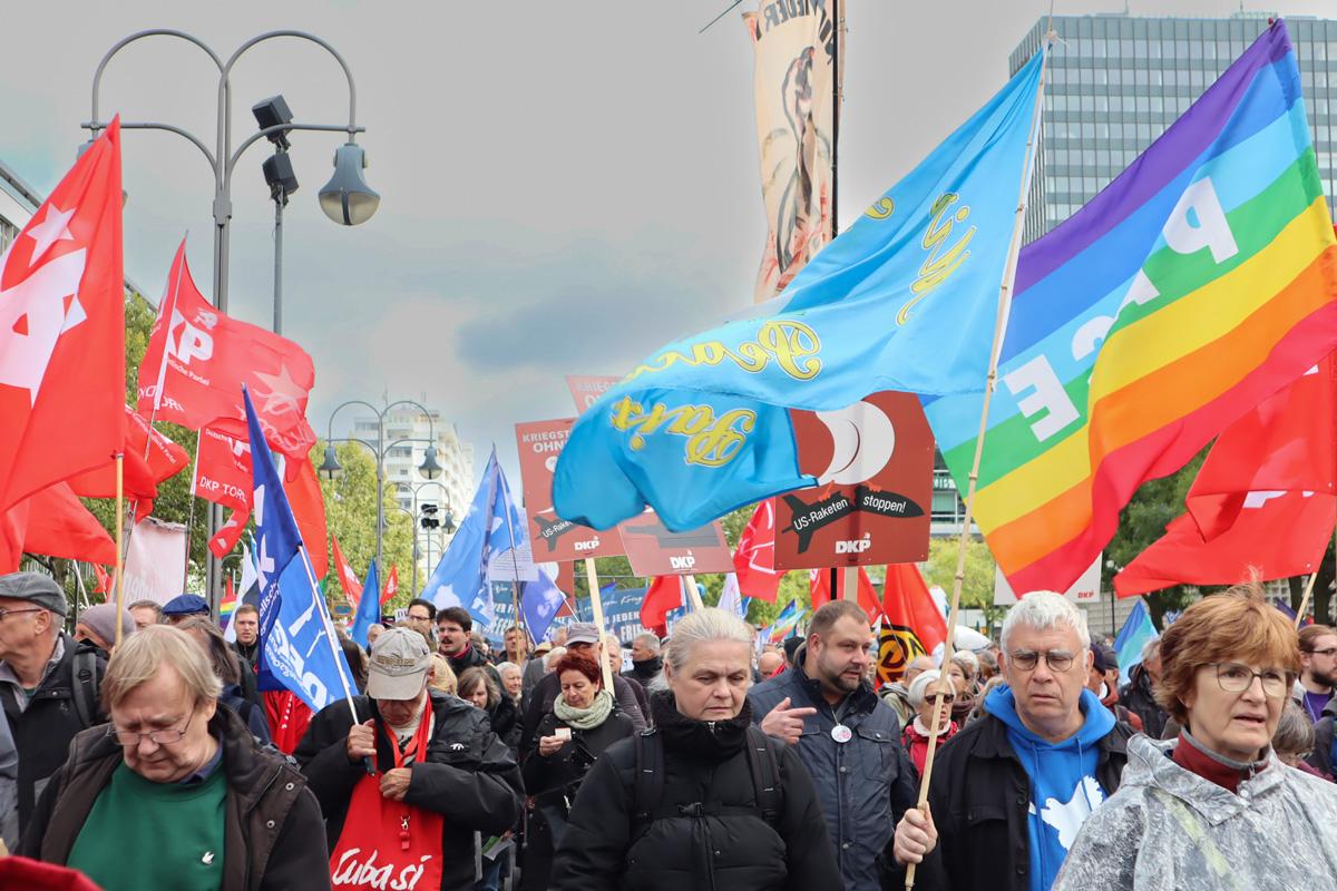 Berlin Demo Atmo Joao - 40.000 für Frieden - 3. Oktober, Aufstand für Frieden, Berlin, Großdemonstration, Internationale Solidarität, Nein zu Krieg und Hochrüstung! - Blog