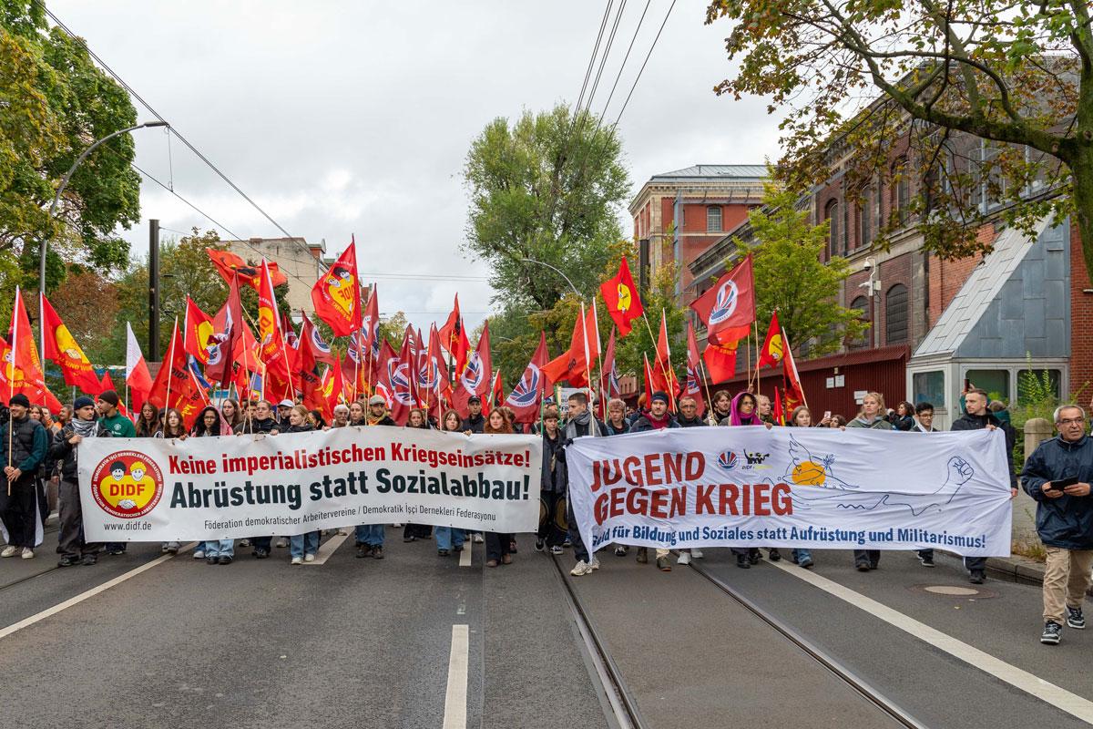 Berlin neu - Heller Wahnsinn - Friedensdemonstration, Iris Hefets, Nadija Samour, Peter Gauweiler, Ralf Stegner, Sahra Wagenknecht - Politik