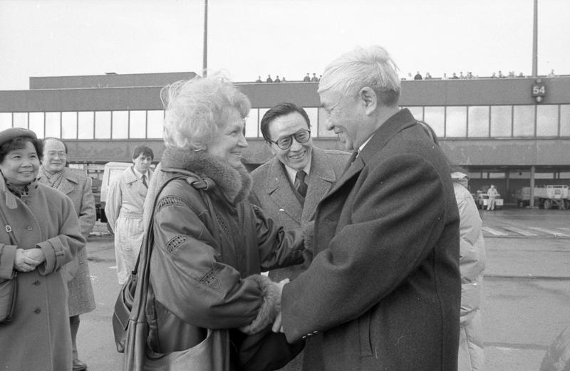 Bundesarchiv Bild 183 1988 0208 042 Berlin Empfang Chinesischer Bildungspolitiker - 75 Gründe für Anerkennung und Solidarität - UZ vom 4. Oktober 2024 - UZ vom 4. Oktober 2024