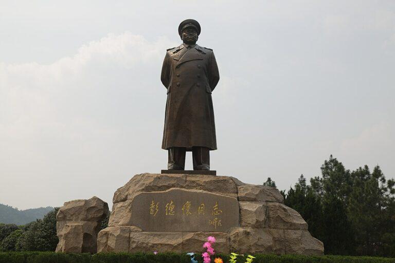 1080px Bronze statue of Peng Dehuai 7 April 2020J - Umsichtiger Truppenführer - Peng Dehuei - Peng Dehuei