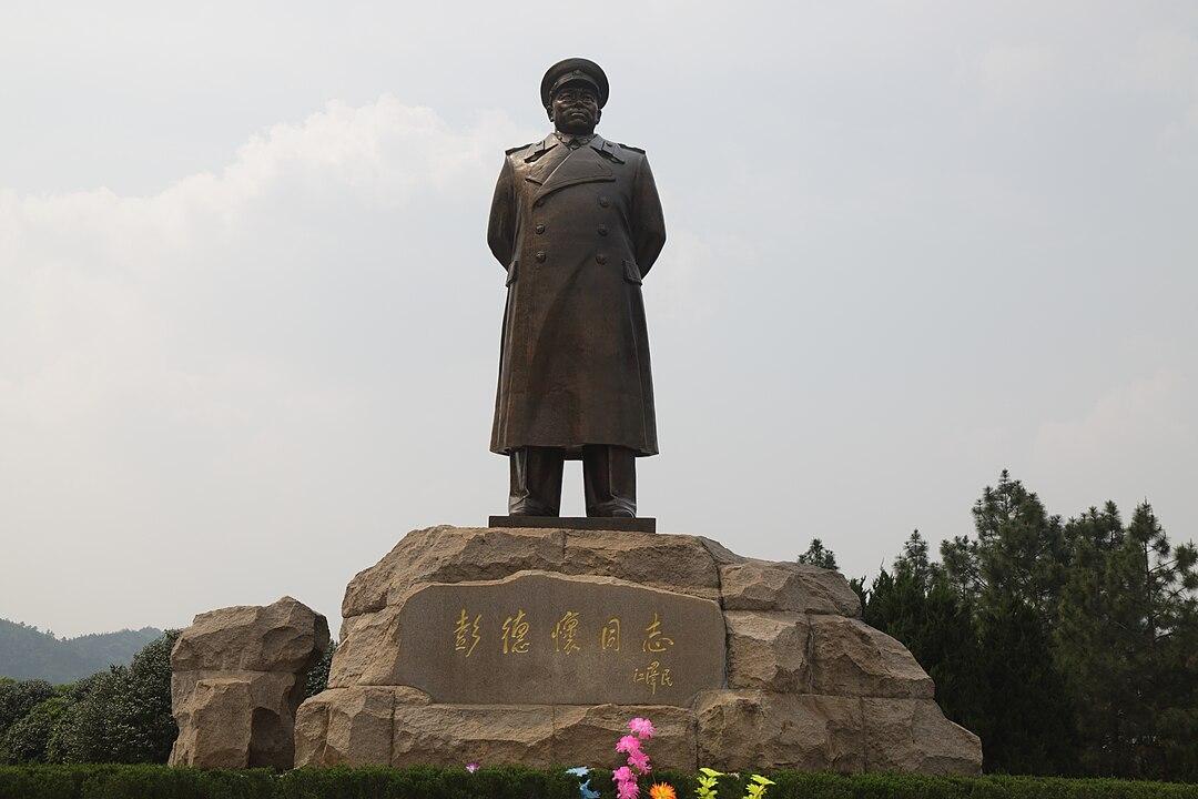 1080px Bronze statue of Peng Dehuai 7 April 2020J - Umsichtiger Truppenführer - Peng Dehuei, VR China - Blog