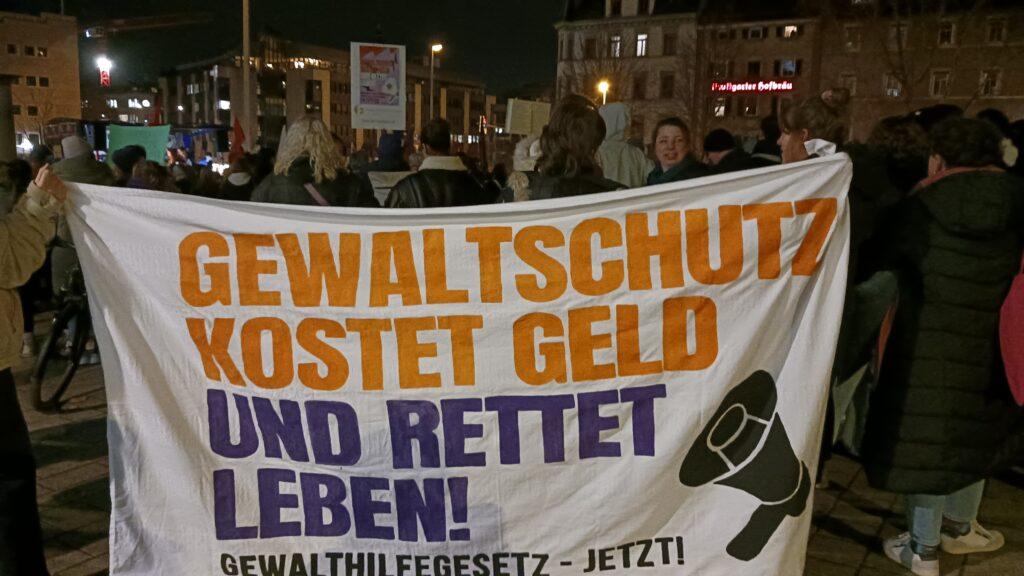 20241125 175121 - „Schutz vor Gewalt ist menschenrechtliche Verpflichtung“ - Aktionsbündnis 8. März, Femizid, Internationaler Tag gegen Gewalt an Frauen, Stuttgart - Blog