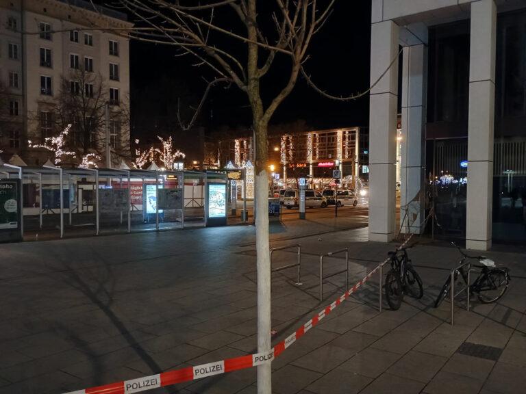 202412 Magdeburg Christmas market area police barricade 04 - Wahlkampf zwischen Todesopfern - Magedburg - Magedburg