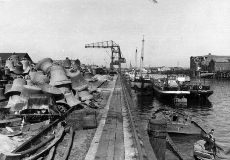 511001 Bundesarchiv Bild 183 2007 0705 501 Hamburg Glockenlager im Freihafen - Auf dem Weg in die Kriegswirtschaft - 26. Parteitag der DKP - 26. Parteitag der DKP