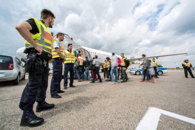 Abschiebung - Die Lügen der Scharfmacher - Abschiebungen - Abschiebungen