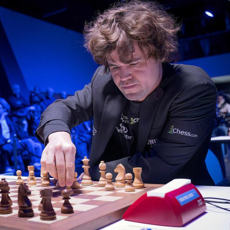 0120 MagnusMagnus Carlsen in 2023 - Eine Frage des Stils - FIDE, Jan Nepomnjaschtschi, Magnus Carlsen, Schach, Schnell-und-Blitzschach-WM - Hintergrund