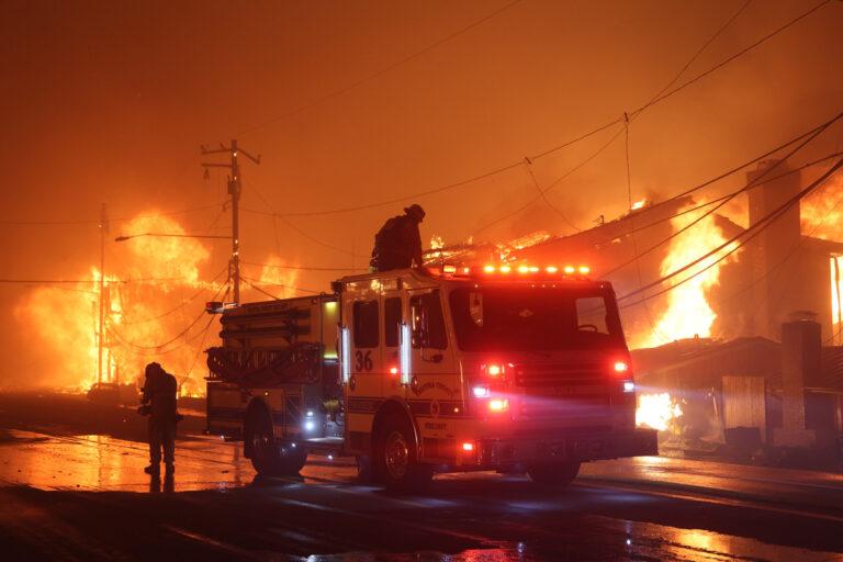 030602 Kalifornien - Menschengemachte Hölle - Feuerwehr, Häftlinge, Kürzungen, Los Angeles, Privatisierung, Waldbrände, Wasserversorgung - Internationales