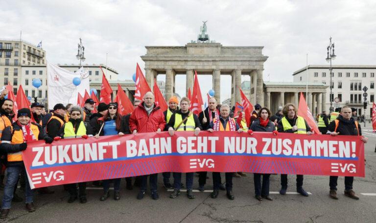 060202 Bahn - Bloß nicht Merz! - Deutsche Bahn, EVG, Friedrich Merz - Wirtschaft & Soziales