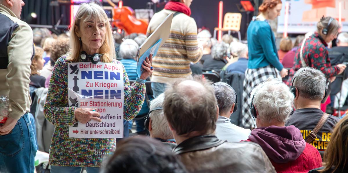 071501 Berliner Appell Engels - Unterwegs mit dem Berliner Appell - Aktionstag, Berliner Appell, DKP, Initiative Nie wieder Krieg - Die Waffen nieder, Unterschriftensammlung, US-Rakteten, ver.di - Aktion