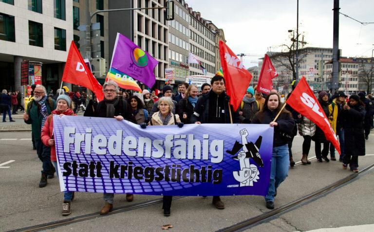 080401 Siko - Kriegstreiber in München umzingelt - Ronja Fink - Ronja Fink