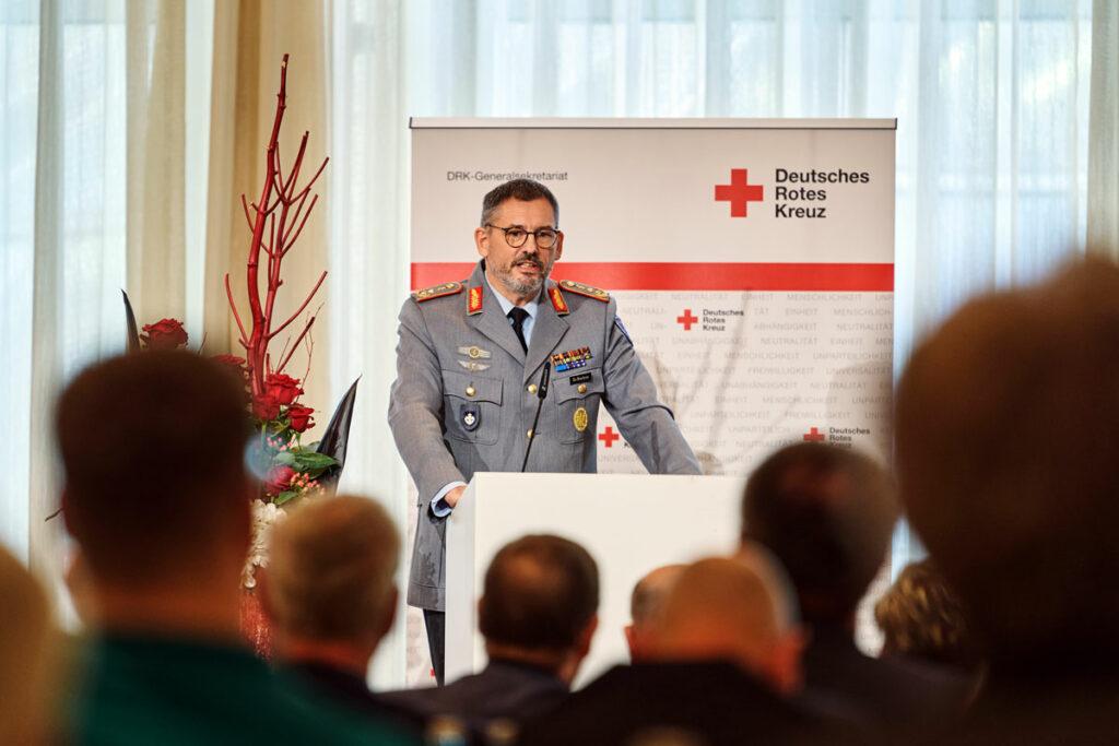 0808 Highres DRK Hauptversammlung 24 3843 - Pflegekräfte an der Heimatfront - Bundeswehr, Gesundheitswesen, Kriegsvorbereitungen, Militarisierung - Hintergrund