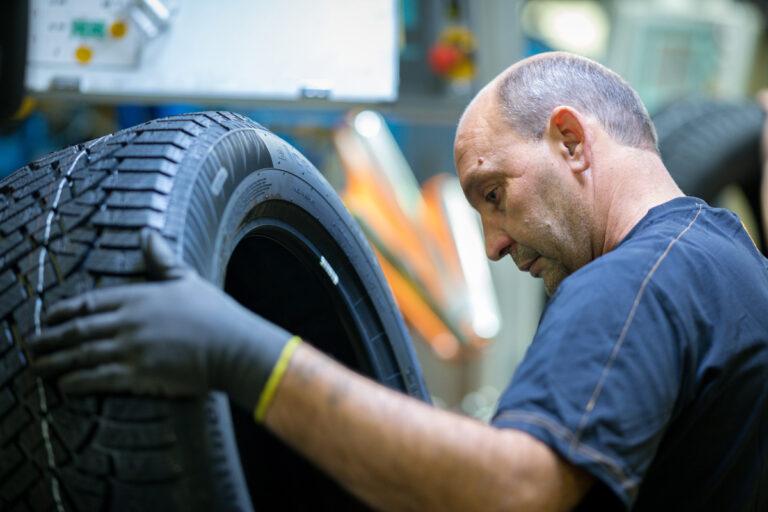 090201 Conti - Strategie? Entlassungen - Aktienkurs, Arbeitsplatzabbau, Continental, DAX-Konzerne, Forschungsprojekte, Krise der Automobilindustrie, ZF - Wirtschaft & Soziales