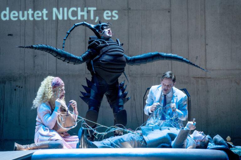 091101 deine arbeit hasst dich foto jan pieter fuhr 9083 - Schwierig ist, diejenigen zu belehren, auf die man zornig ist - Staatstheater Augsburg - Staatstheater Augsburg